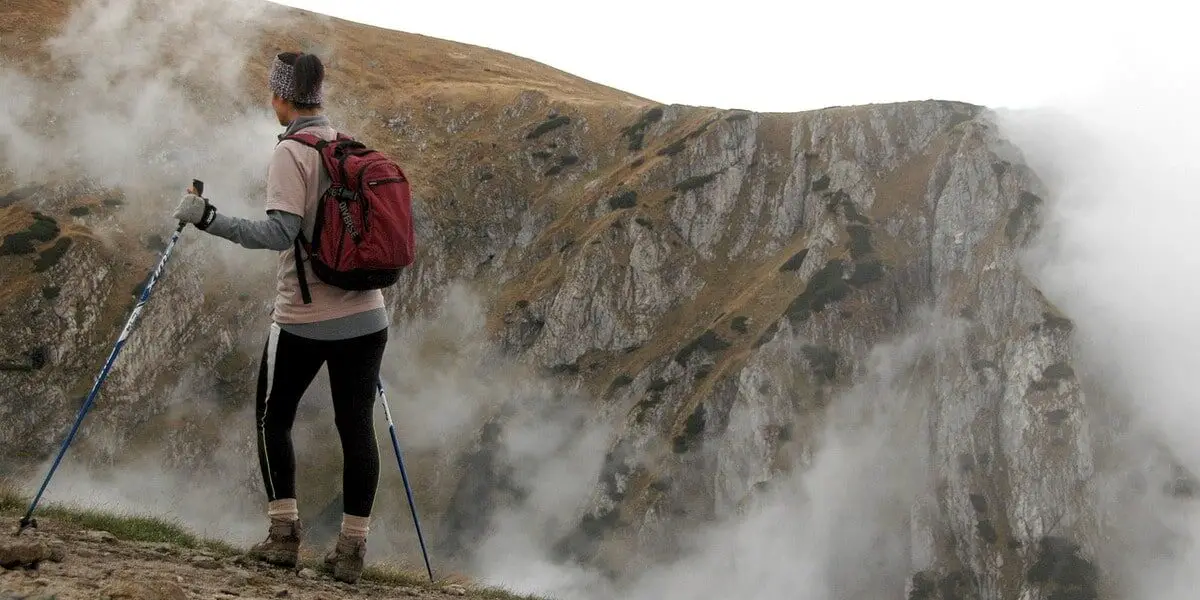 Een vrouw die een baselayer draagt op een berg.