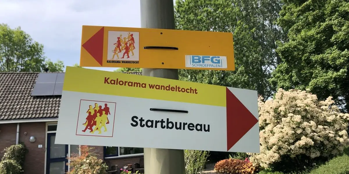 Een bordje dat verwijst naar het inschrijfbureau van de Kalorama Wandeltocht.