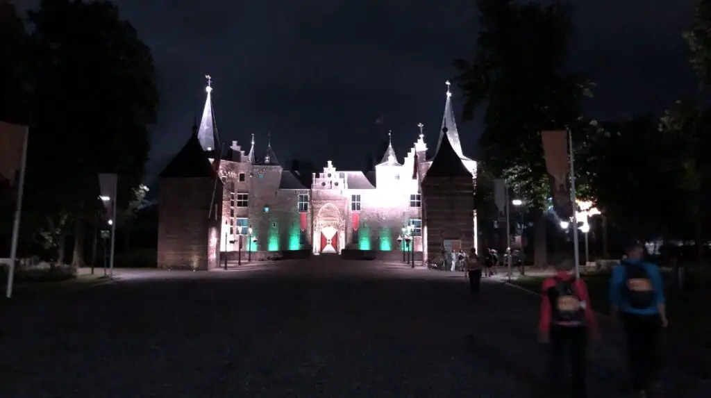 Het kasteel in Helmond, tijdens de Kennedymars Someren.