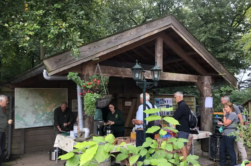 Een kraam met eten en drinken bij het Natuurcentrum.