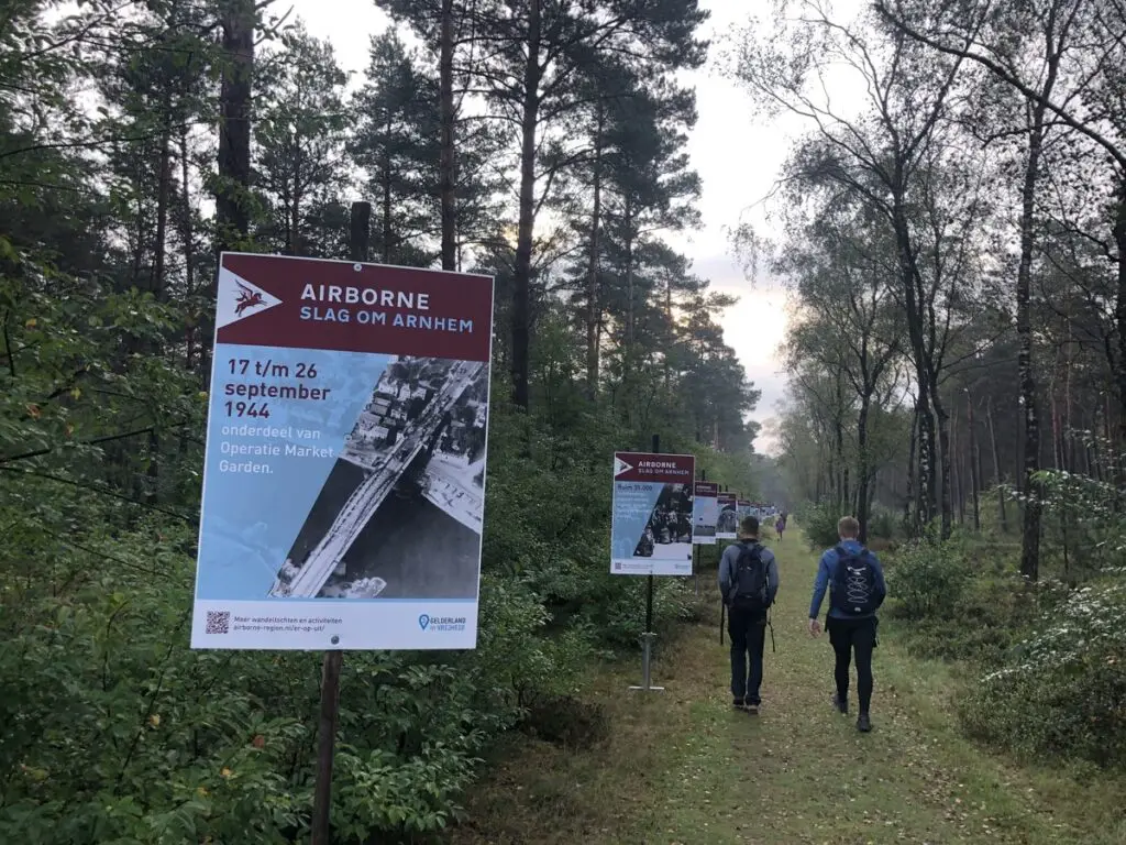 Wandelaars net na de start van de Pegasus Wandeltocht.