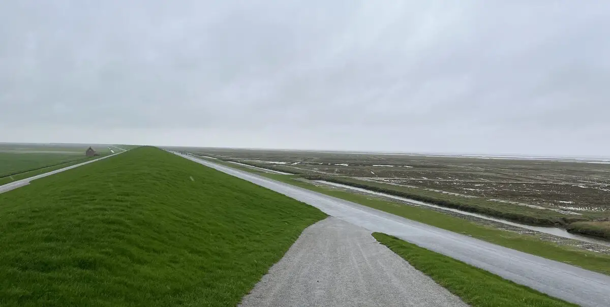 Uitzicht op de Wadden vanaf de proloog van het Pieterpad.